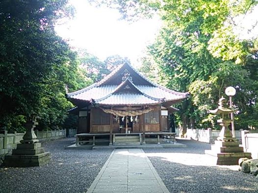 写真: 地元神社にお参り。特に理由はない。別に信心深いというわけでもない。あえて言うなら、まあ よく通る道沿いにあるっていうのが大きいか。バチあたりなんやろうか（笑）。 か、どうかは分かりません。  ただ、お参りしていると瞬間　気分が変わる！　思考が変わるな！　とは思いますな。 これはこれで機嫌良くなるので、これで良い。  たぶん、お参りするのが好きなだけ。